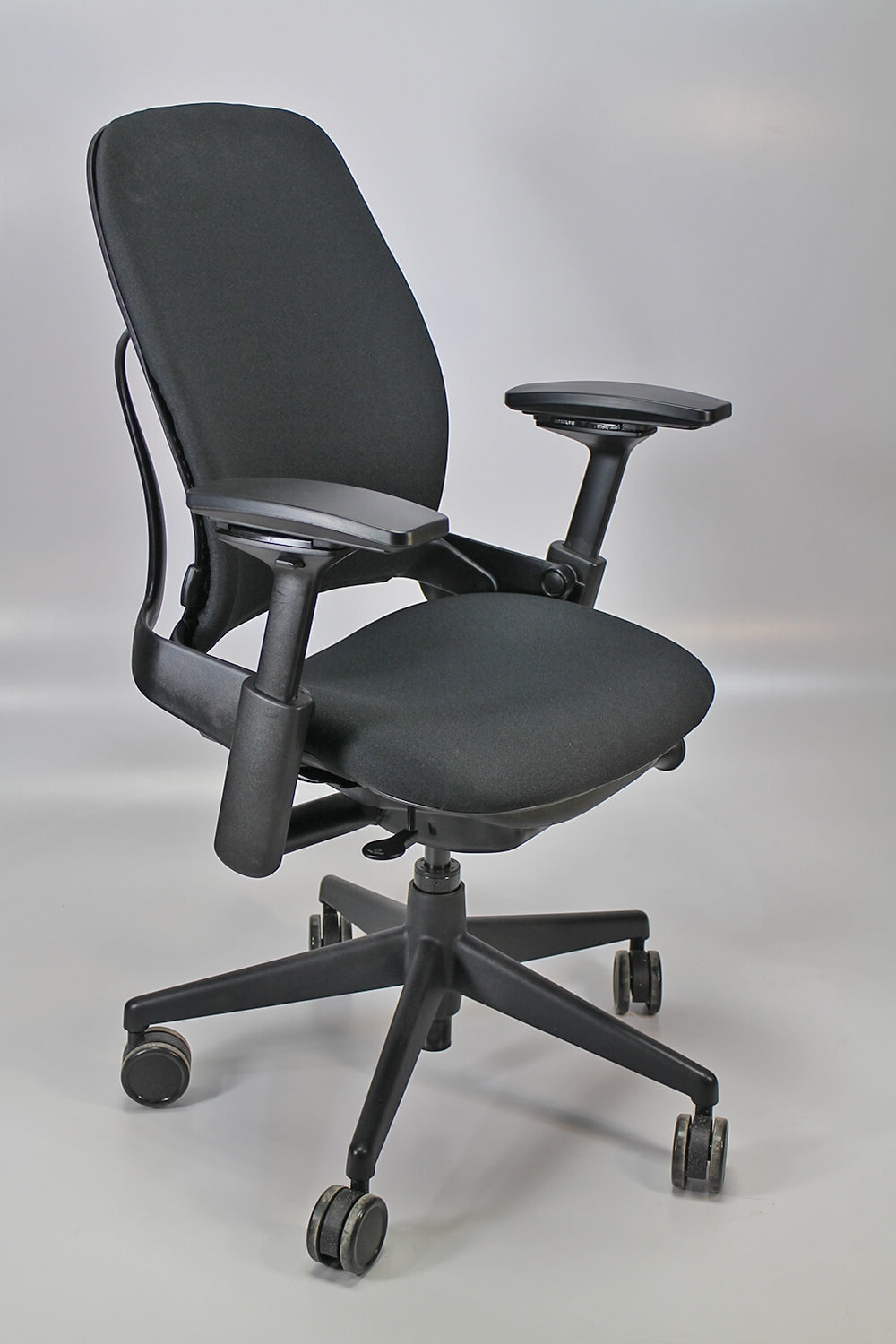 https://www.cubicles.com/shop/images/steelcase-chairs-steelcase-leap-v2.jpg